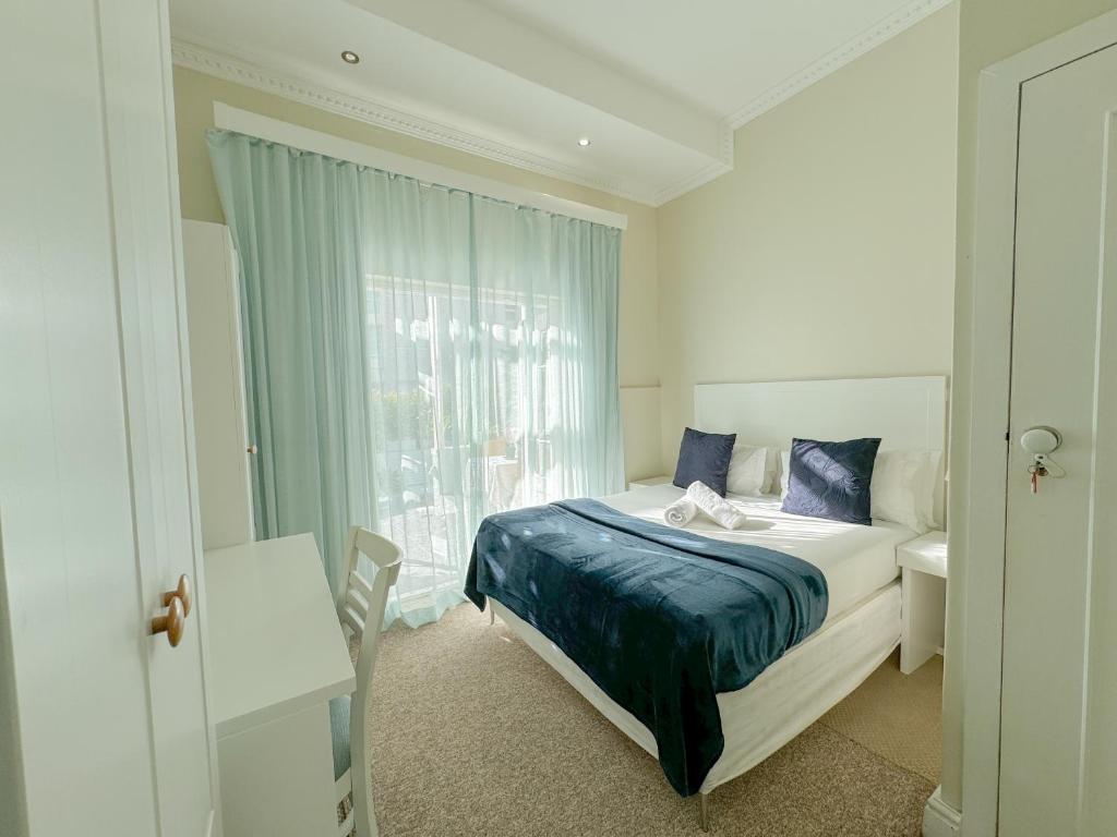 Una cama o camas en una habitación de Amoris In Sea Point
