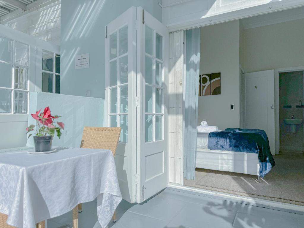 Una cama o camas en una habitación de Amoris In Sea Point