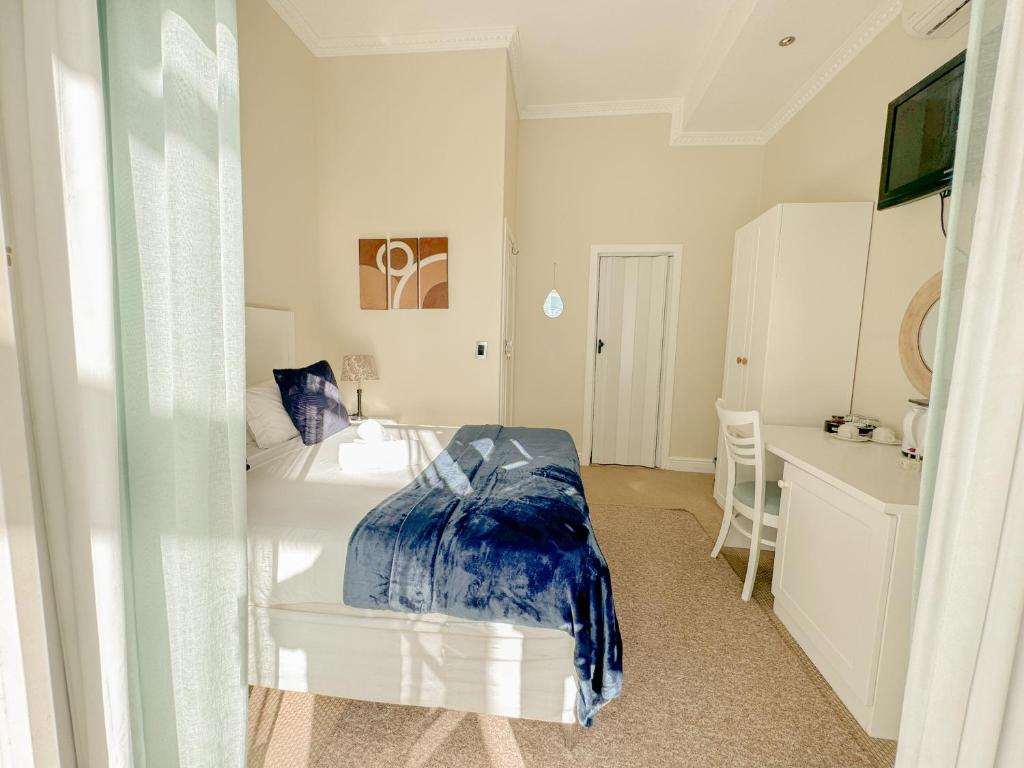 Una cama o camas en una habitación de Amoris In Sea Point