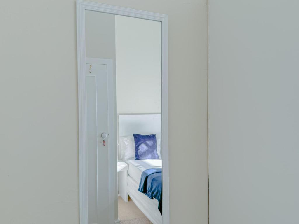 Una cama o camas en una habitación de Amoris In Sea Point