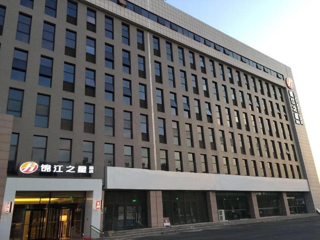郑州锦江之星郑州高新区梧桐街店4S的前面有标志的大建筑