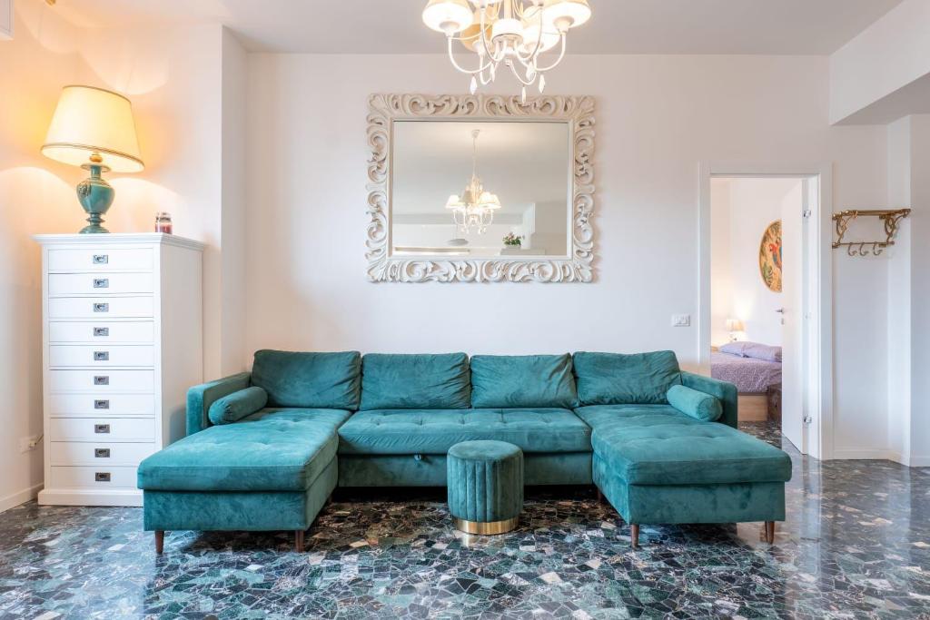 A seating area at Amazing top floor