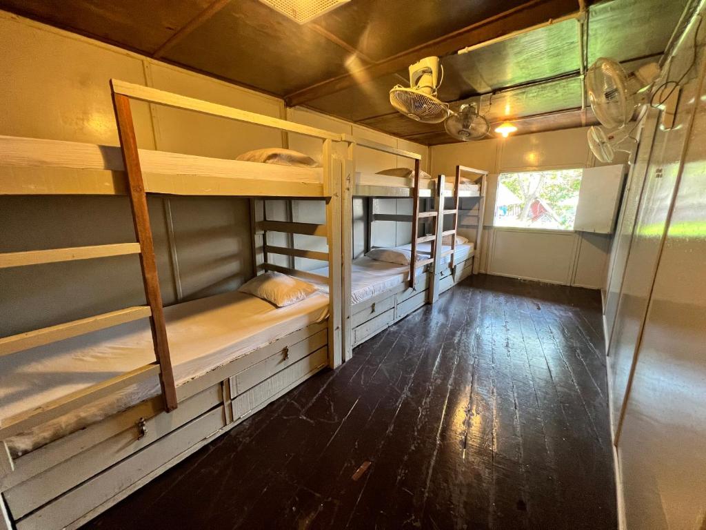Palanda nebo palandy na pokoji v ubytování Ohlala Guesthouse