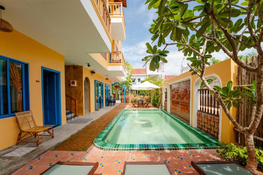 a swimming pool in the courtyard of a house at AN BANG CORNER HOUSE in An Bàn (2)