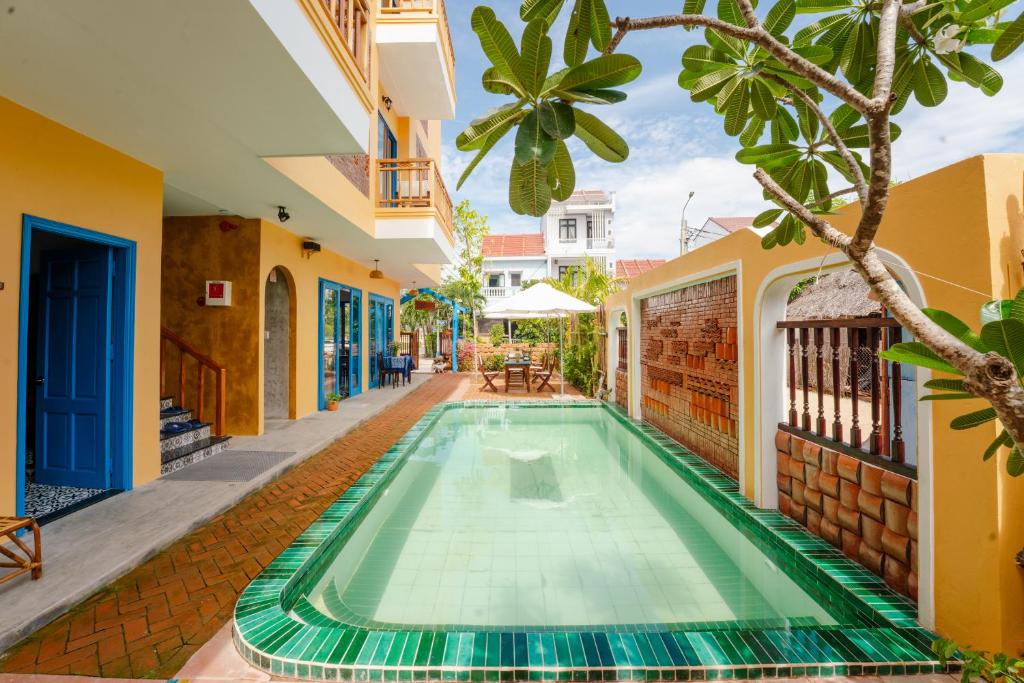 una piscina al centro di una casa di AN BANG CORNER HOUSE a An Bàn (2)