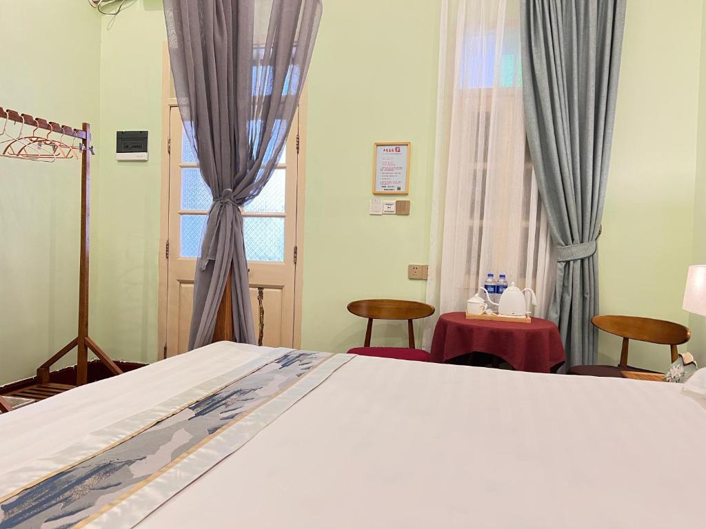 Postel nebo postele na pokoji v ubytování 鼓浪屿书香庄园民宿