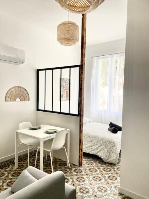 un salon avec une table et un lit dans l'établissement Le Briguiboul, à Castres