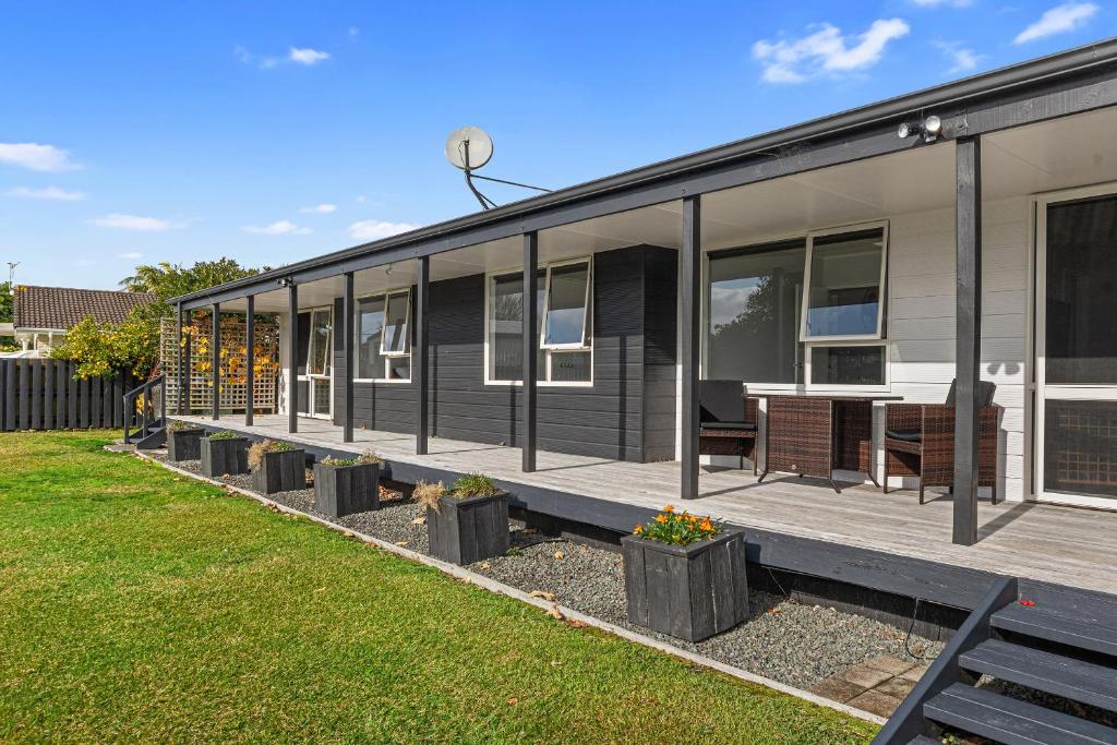ワイプにあるFamily Haven - Waipu Holiday Homeの白黒の家