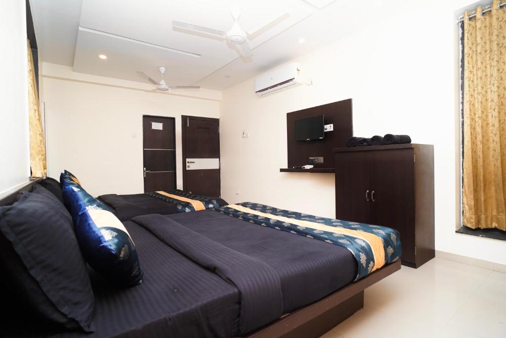 Postel nebo postele na pokoji v ubytování Hotel Shri Govind