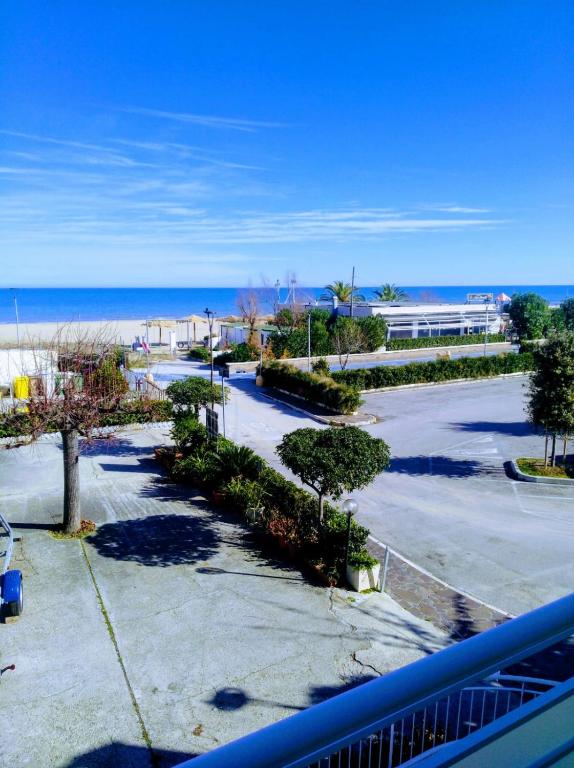 a view of a parking lot with the ocean in the background at Hotel Riviera in Silvi Marina