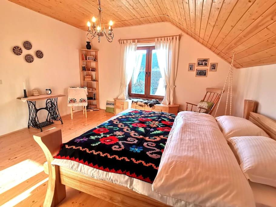 una camera da letto con un letto grande in una stanza di Casa din Cucă a Cornereva