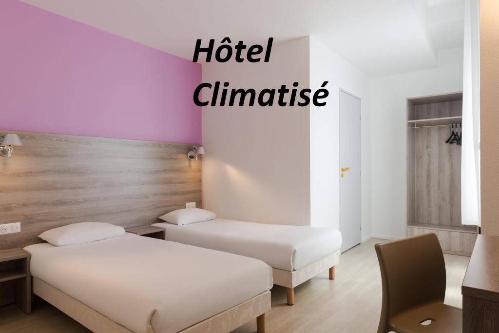 Cette chambre comprend 2 lits et un panneau indiquant la climatisation. dans l'établissement BRIT HOTEL CONFORT NEVERS Centre Gare, à Nevers