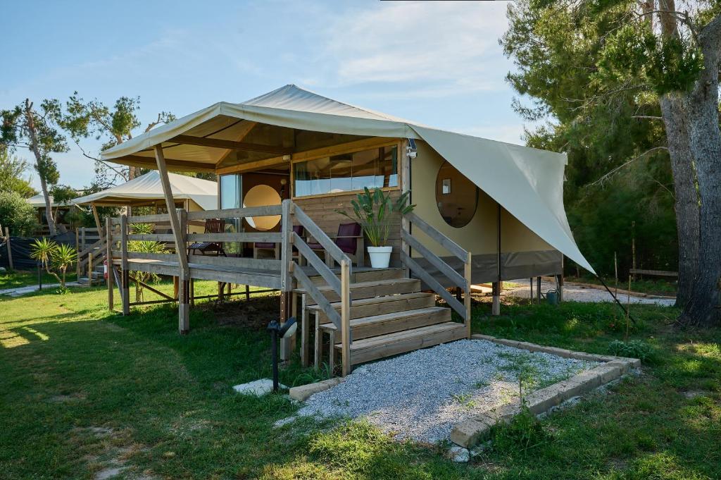 a gazebo with a staircase in a yard at Suite Glamping vicino al mare in Piombino