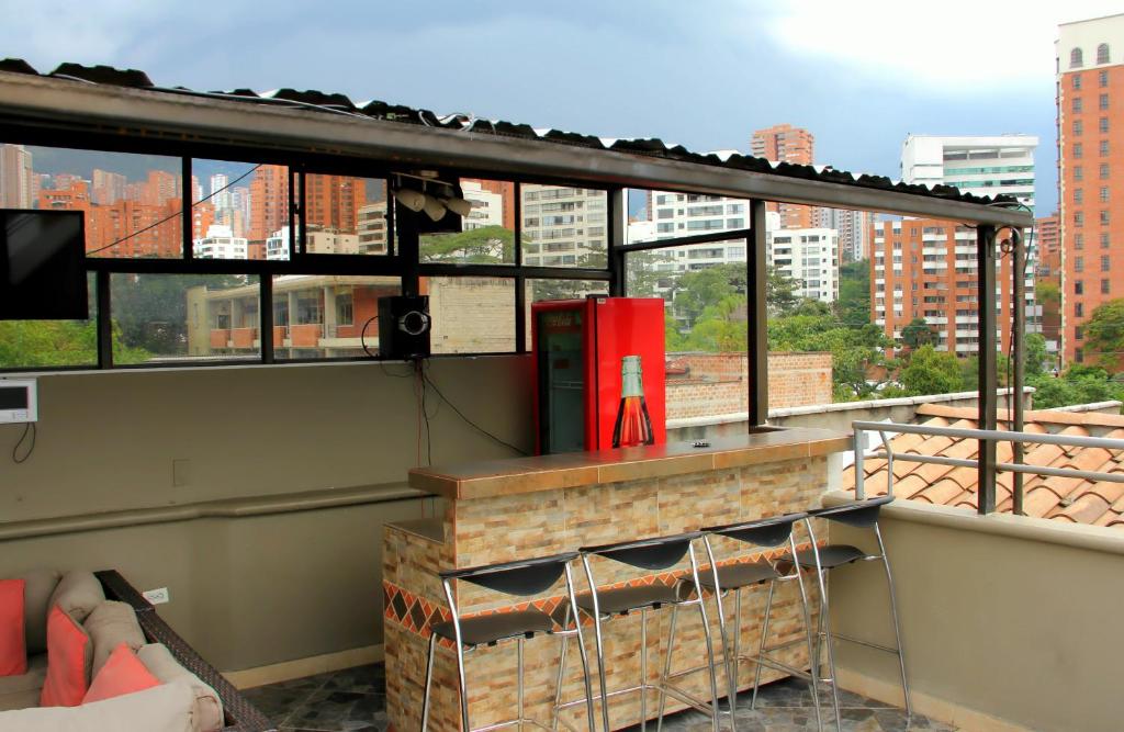 sala de estar con chimenea de ladrillo en el balcón en Calle 8 Suites, en Medellín