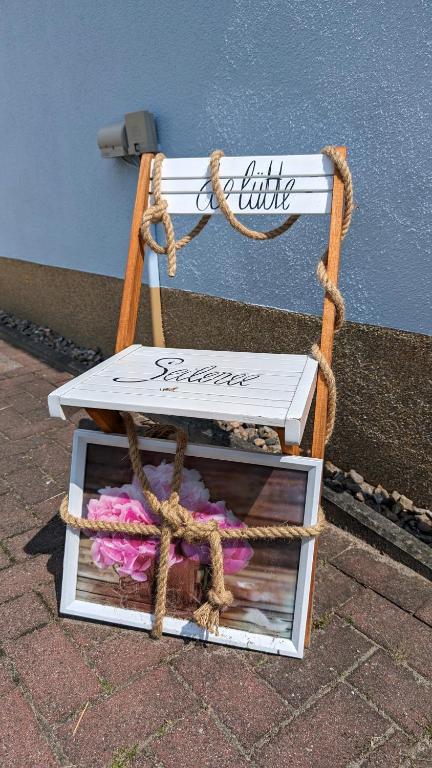 a white chair with a lot of rope on it at De Lütte Seileree in Ahlbeck