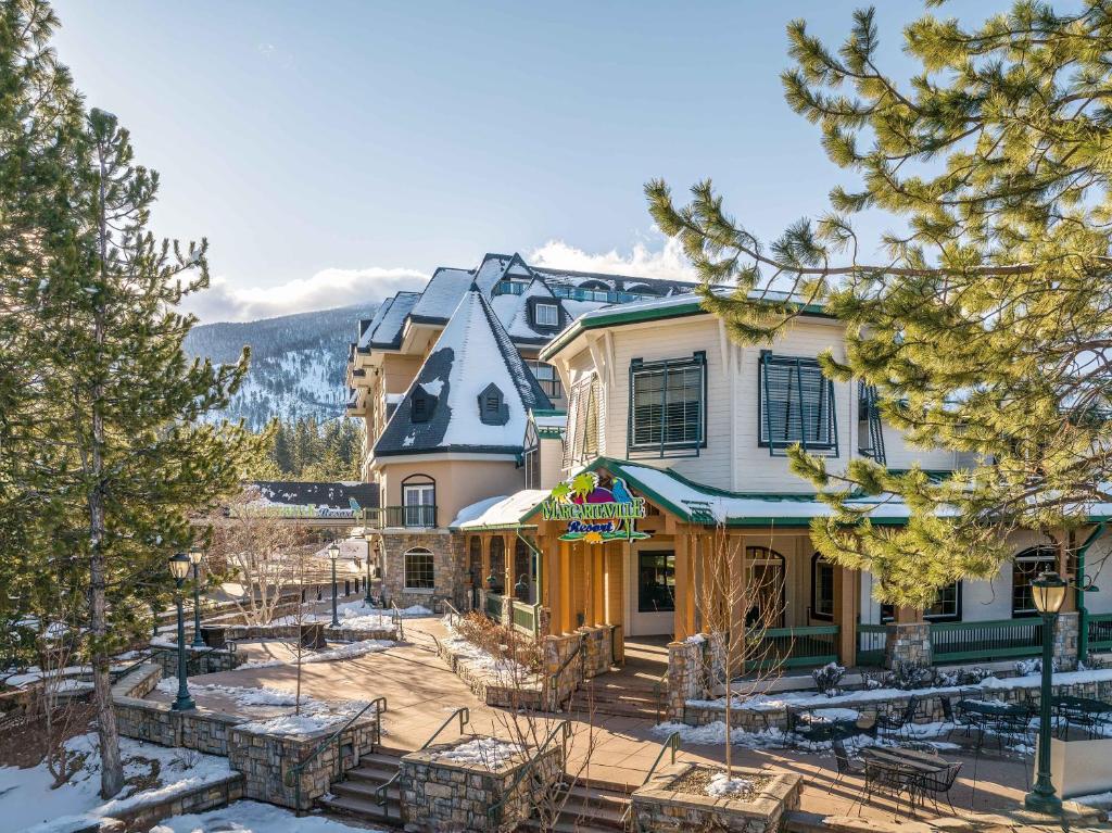une image d'une maison avec une cour dans l'établissement Margaritaville Resort Lake Tahoe, à South Lake Tahoe