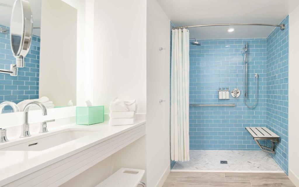 Margaritaville Resort Lake Tahoe - One King Bed Suite Avec Douche Enroulée, Accès Auditif, 510 M².Ft.