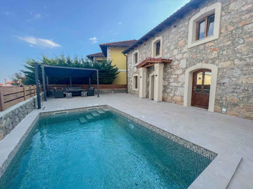 Bassein majutusasutuses Stone Villa Otranto with pool, close to Opatija või selle lähedal