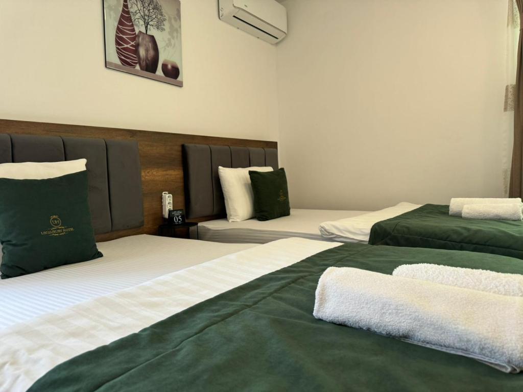 Postel nebo postele na pokoji v ubytování Uniluxury Hotel Prishtina