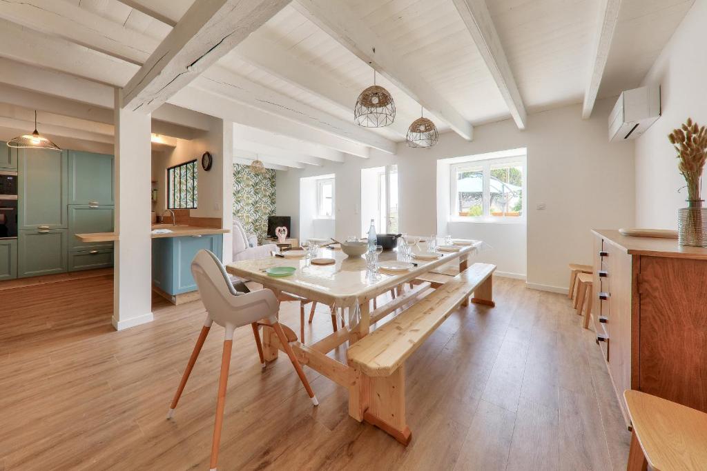 une cuisine et une salle à manger avec une table et des chaises dans l'établissement 500m de la plage de Kerfontaine - 14 personnes, à Sarzeau
