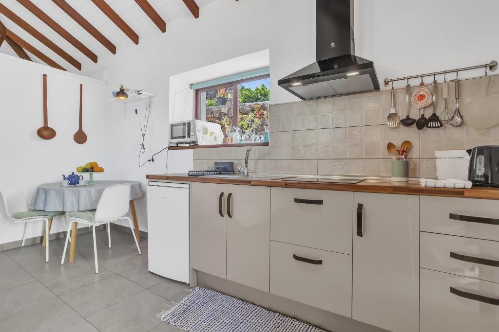 Kuchyň nebo kuchyňský kout v ubytování Casa de Teja