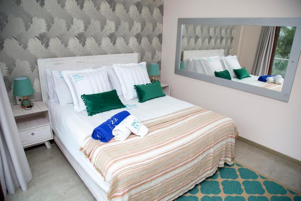 Rúm í herbergi á Dos Lunas Aparthotel