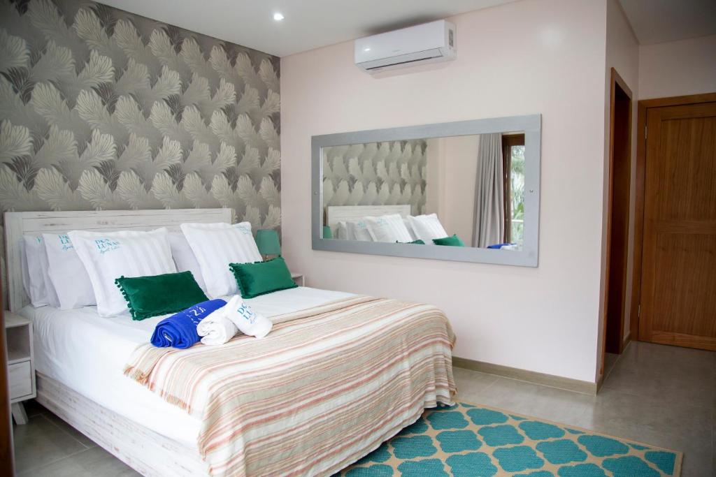 Rúm í herbergi á Dos Lunas Aparthotel