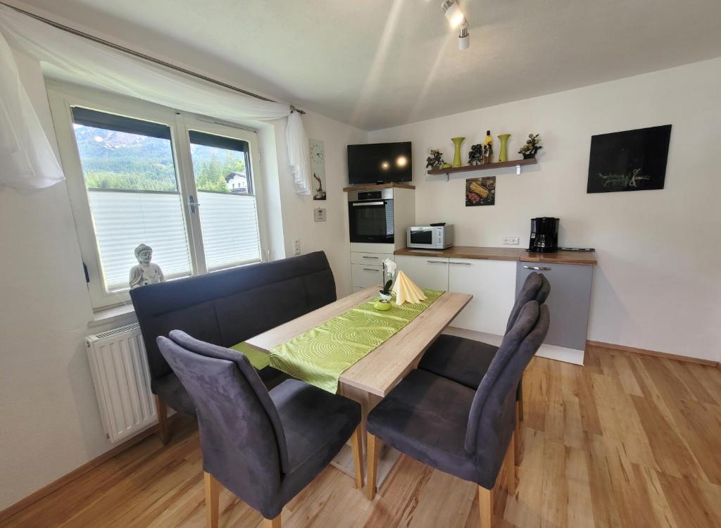 Televízia a/alebo spoločenská miestnosť v ubytovaní Ferienwohnung Mitterherzog