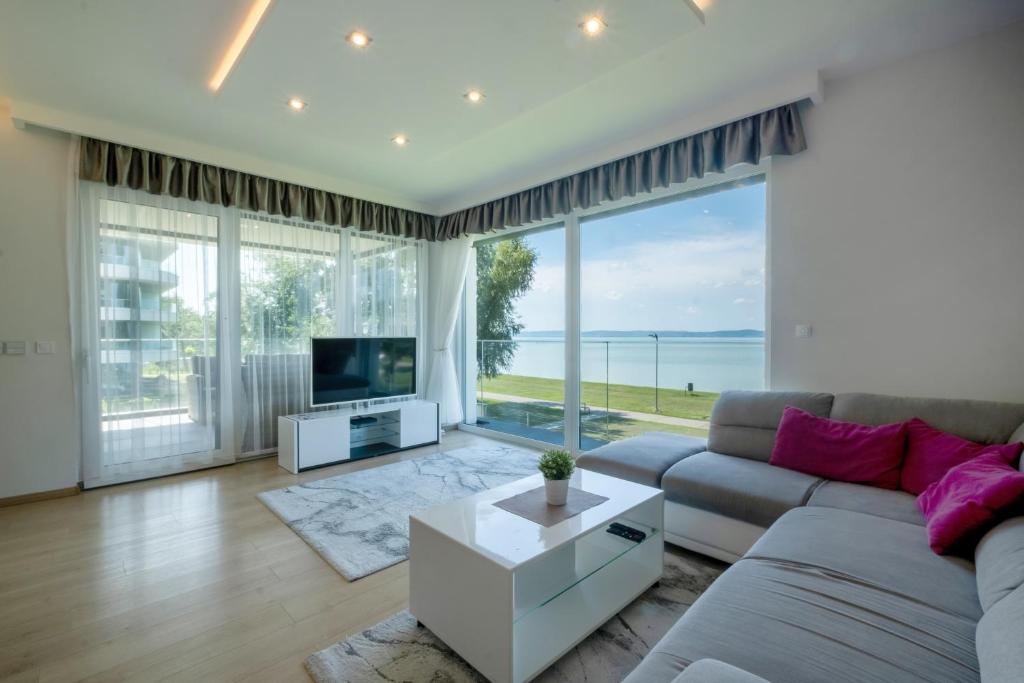 Televízia a/alebo spoločenská miestnosť v ubytovaní MyFlat Casa Luxury Apartment