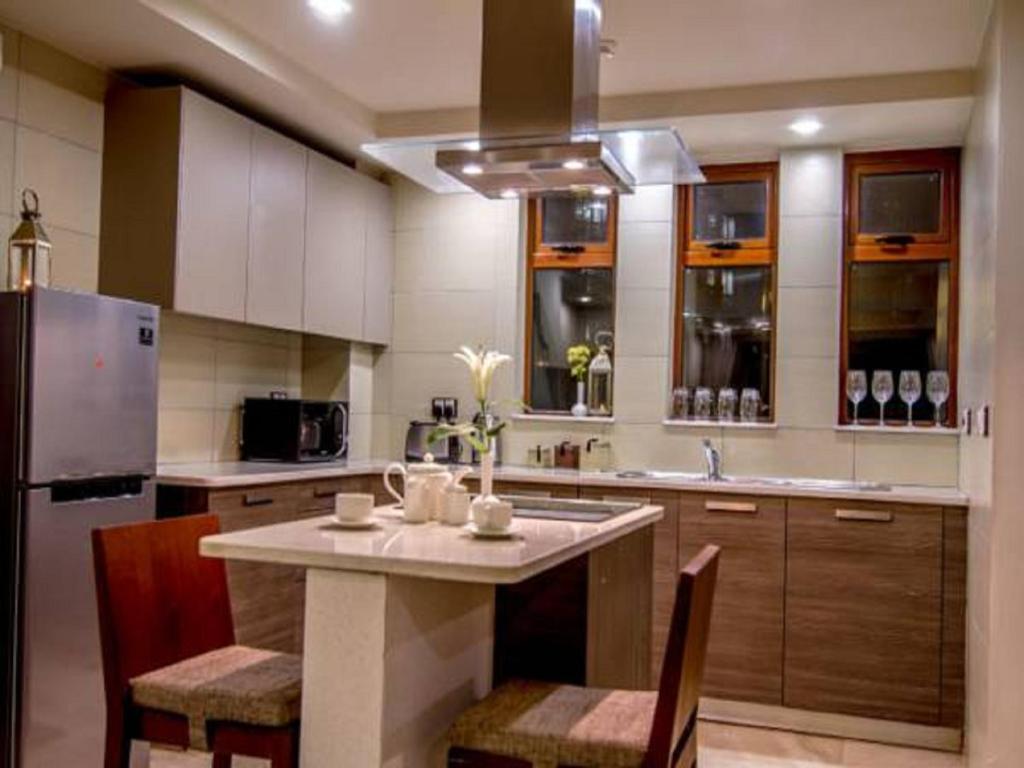 Kuchyň nebo kuchyňský kout v ubytování The Royal Shaza Suites