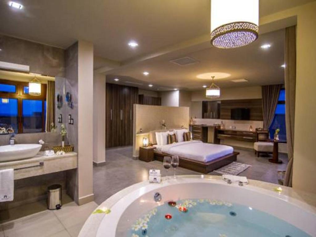 Koupelna v ubytování The Royal Shaza Suites