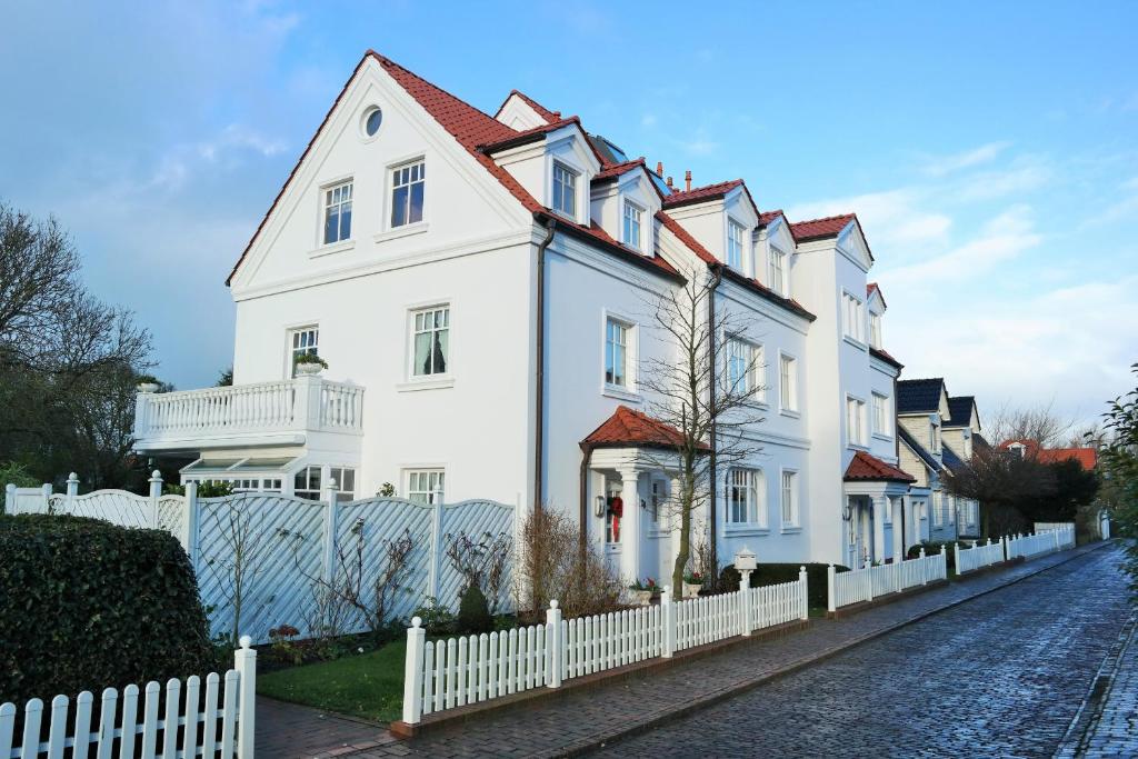 ヴァンガーオーゲにあるFerienwohnung Parkblick im Haus Nautilusの白柵白い家