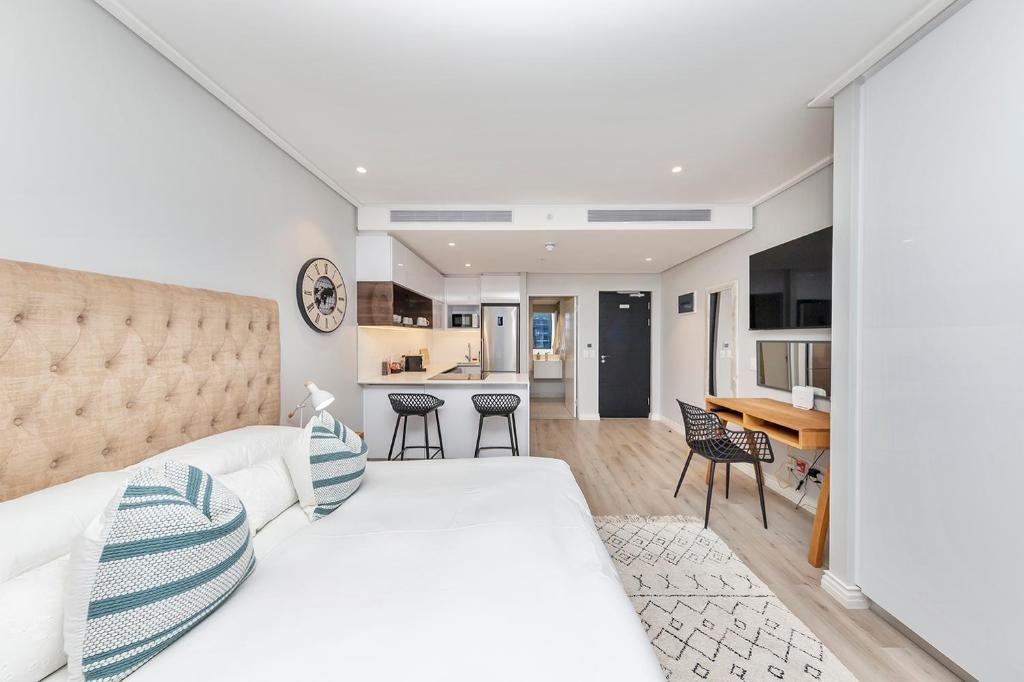 Køkken eller tekøkken på Stunning 22nd Floor Apt with Rooftop Pool & City Views 16onBree