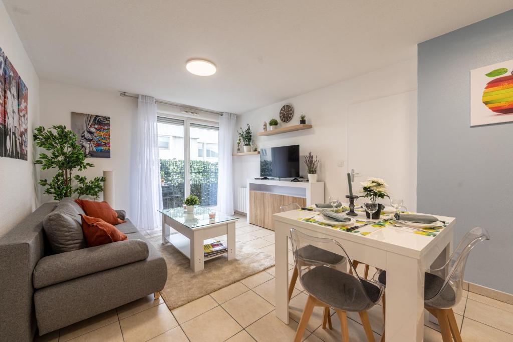 un salon avec un canapé et une table dans une pièce dans l'établissement Le Cœur d'Annemasse - Appt 6p à 20 mn du Lac Léman, à Ville-la-Grand