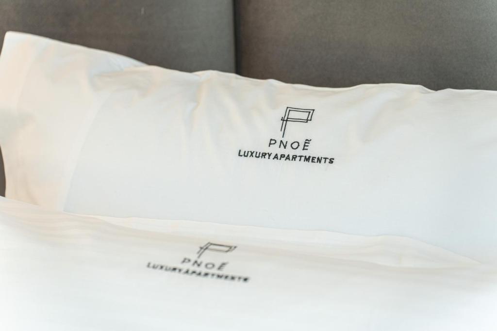 Postel nebo postele na pokoji v ubytování PNOẼ Luxury Apartments