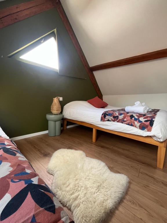 Postel nebo postele na pokoji v ubytování Gîte proche de Colmar et Kaysersberg pour 10 personnes