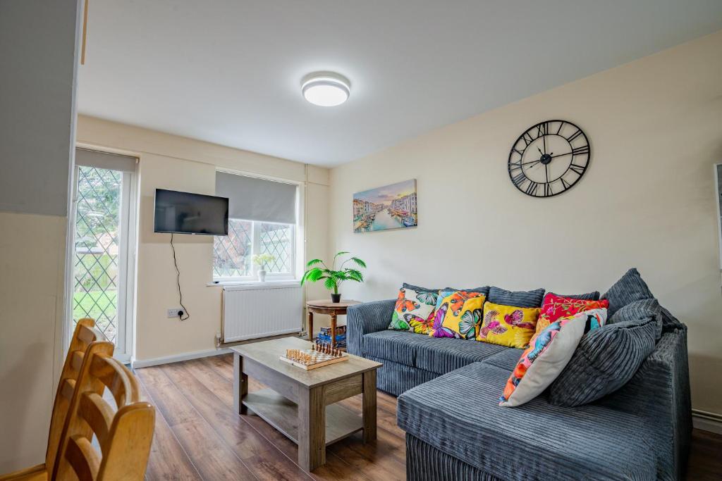 Guest Homes Ravenfield House, Egham (updated prices 2024)