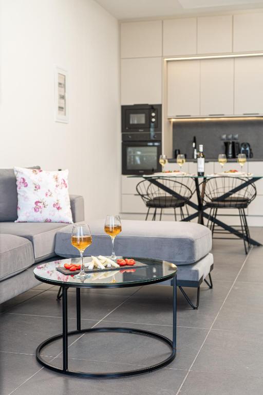Kuchyň nebo kuchyňský kout v ubytování PNOẼ Luxury Apartments