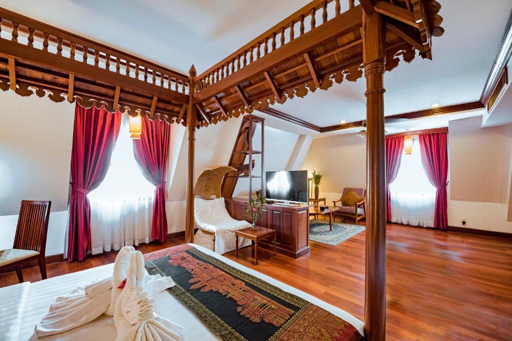 Postel nebo postele na pokoji v ubytování The Suite By Royal Crown Hotel