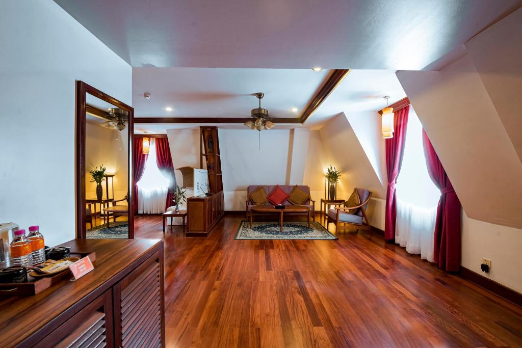 Posezení v ubytování The Suite By Royal Crown Hotel
