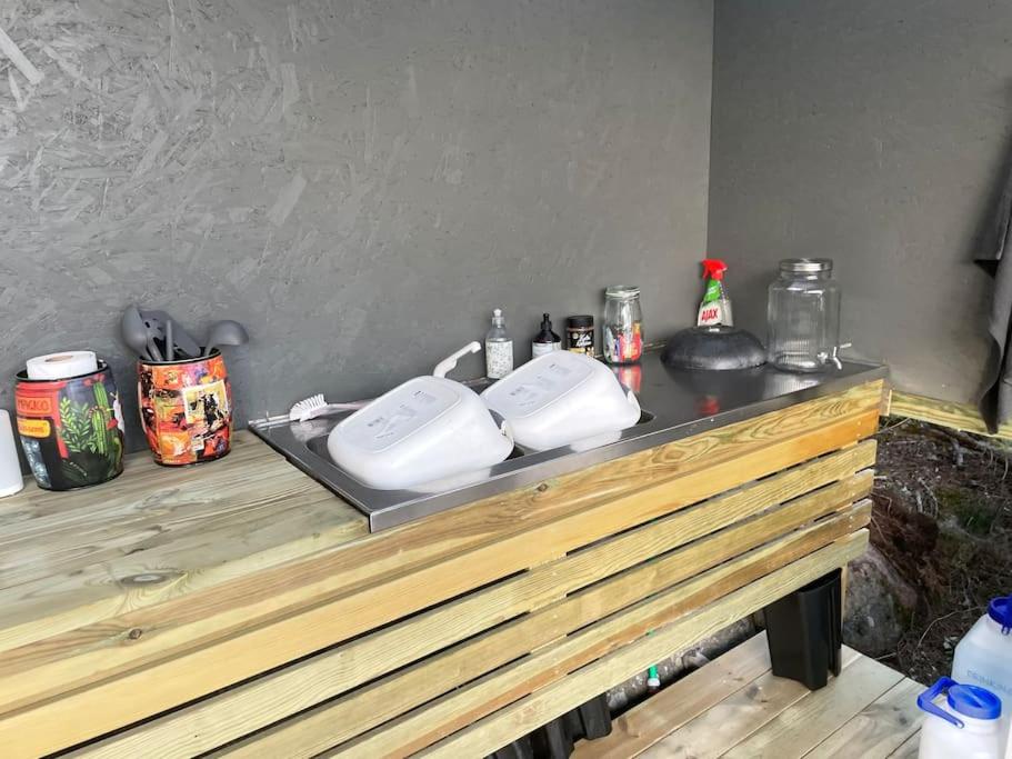 FöglöにあるHärligt privat Glamping med bastutältの2つの皿が置かれたカウンター