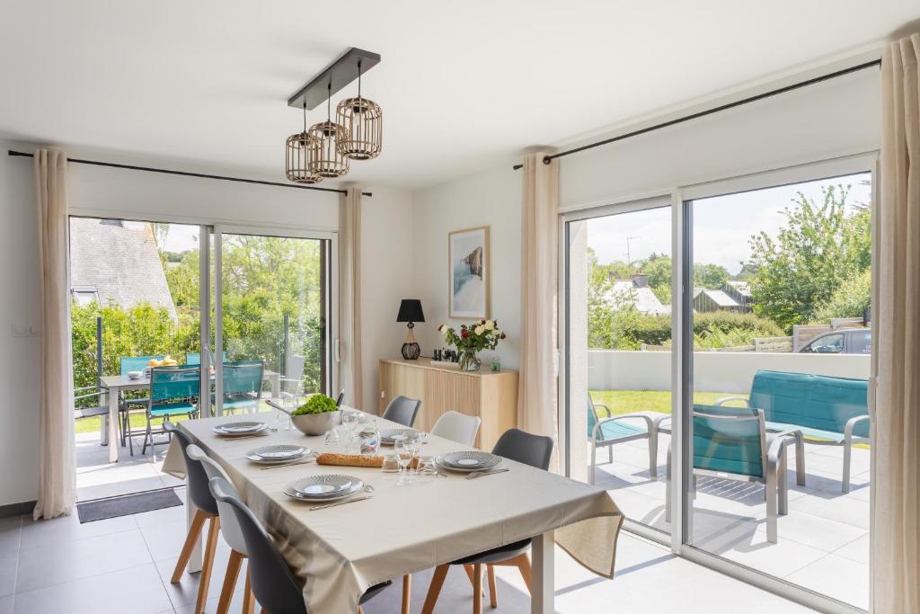 une salle à manger avec une table et des chaises dans l'établissement La Marin'home - Belle Maison 6p proche de la plage, à Pléneuf-Val-André