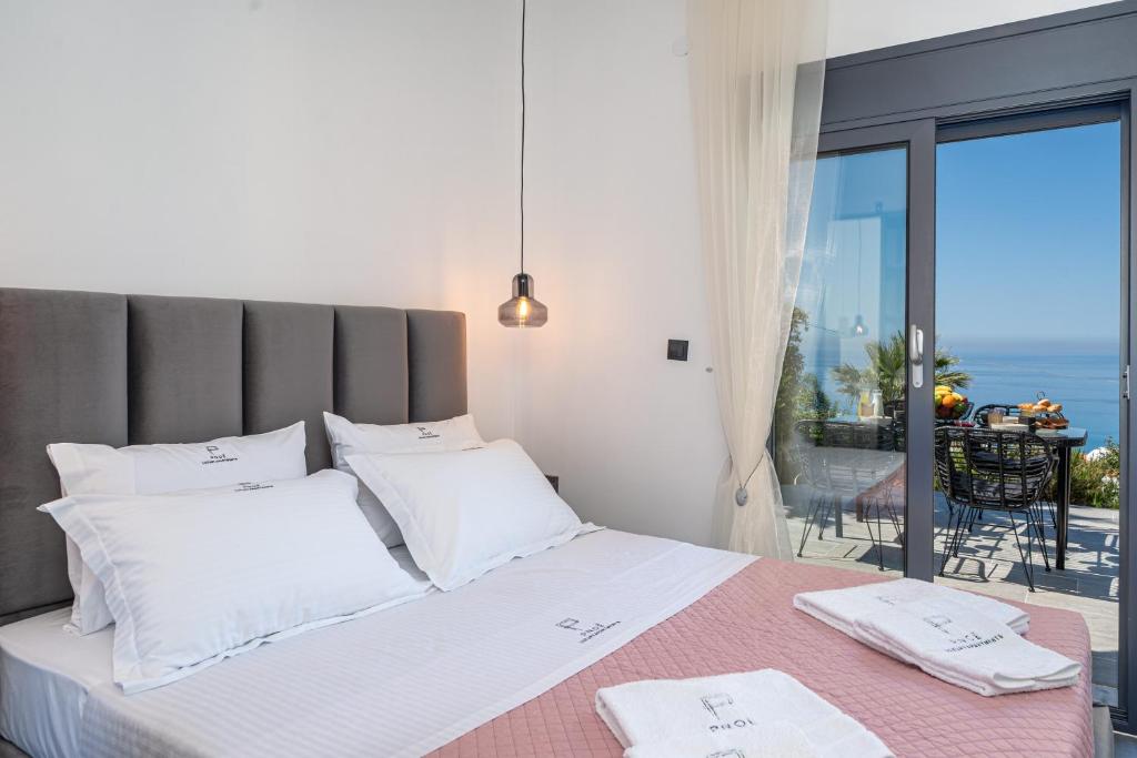 Postel nebo postele na pokoji v ubytování PNOẼ Luxury Apartments