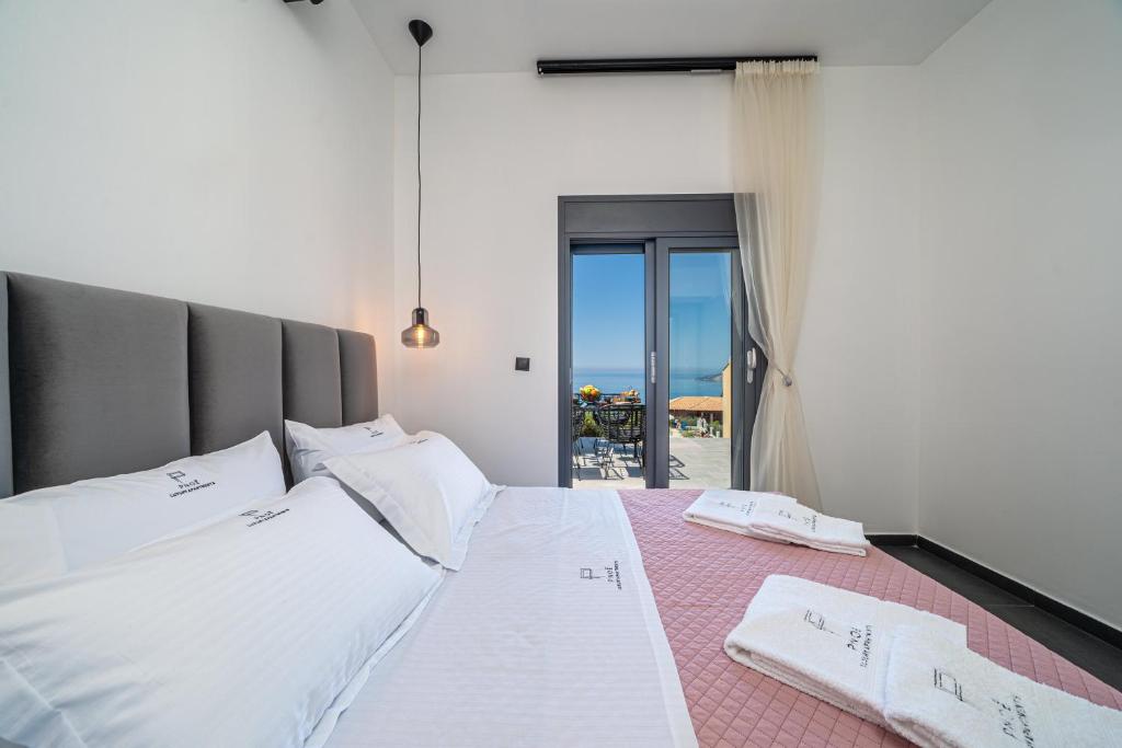 Postel nebo postele na pokoji v ubytování PNOẼ Luxury Apartments