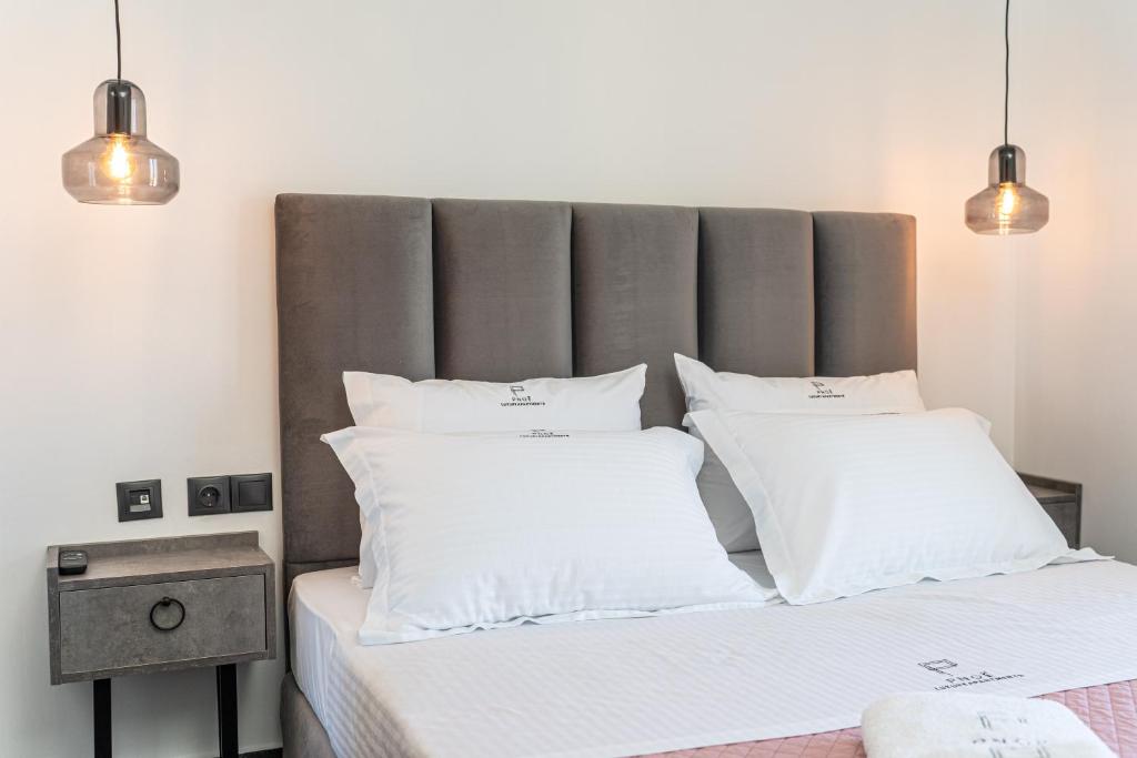 Postel nebo postele na pokoji v ubytování PNOẼ Luxury Apartments