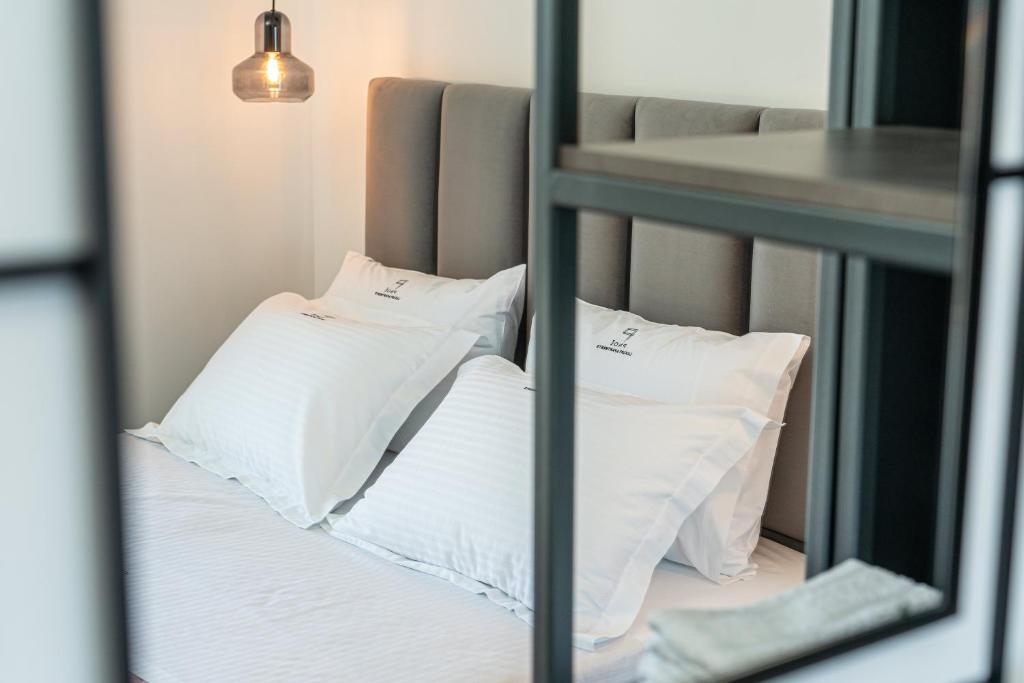 Postel nebo postele na pokoji v ubytování PNOẼ Luxury Apartments