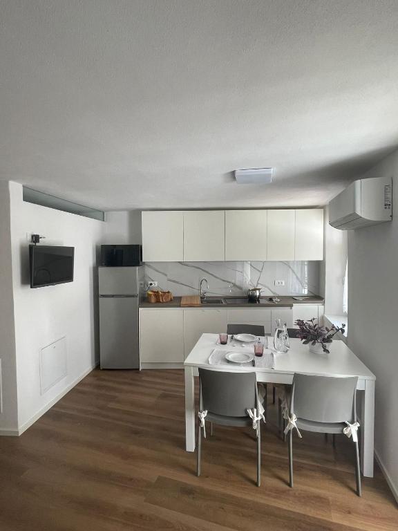 a kitchen with a table and chairs in a room at Appartamento al Gallo con terrazzo in Arco