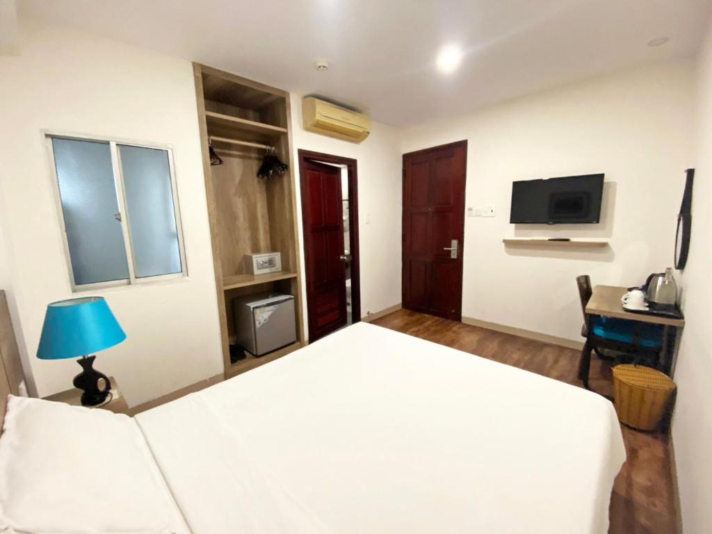 Postel nebo postele na pokoji v ubytování Golden Lotus Hotel