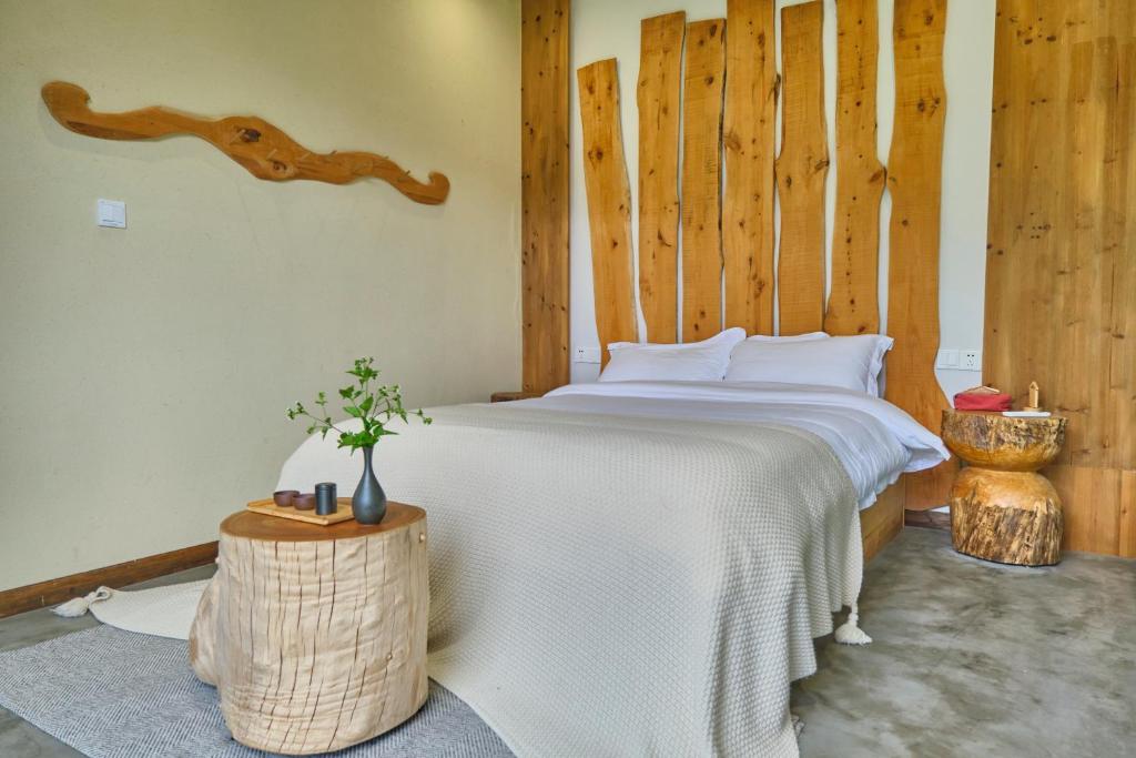 Uma cama ou camas num quarto em Nature Cure Village Lodge-婺源自在舍