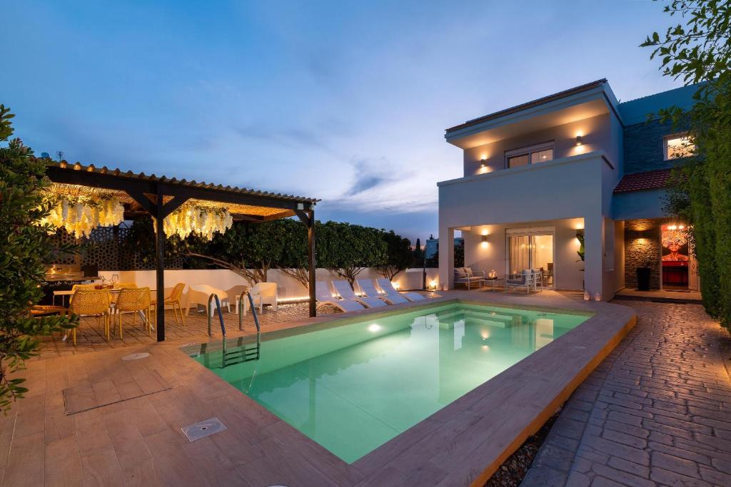 una piscina en el patio trasero de una casa en Niovis Villa, en Pastida